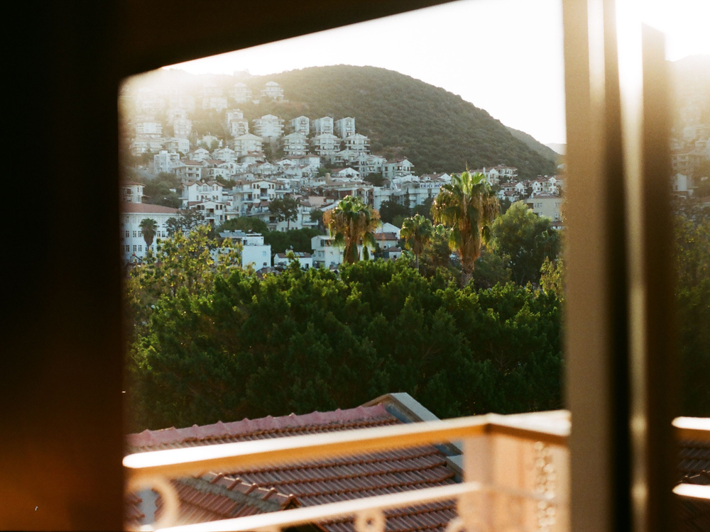 Warum uns der Balkon-Blick am ersten Morgen mehr berührt als die Aussicht von zu Hause