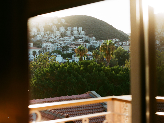 Warum uns der Balkon-Blick am ersten Morgen mehr berührt als die Aussicht von zu Hause