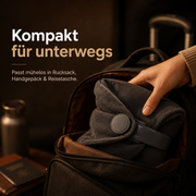 NeckDream Reisekissen kompakt verstaut im Rucksack neben Reisepass und Trinkflasche